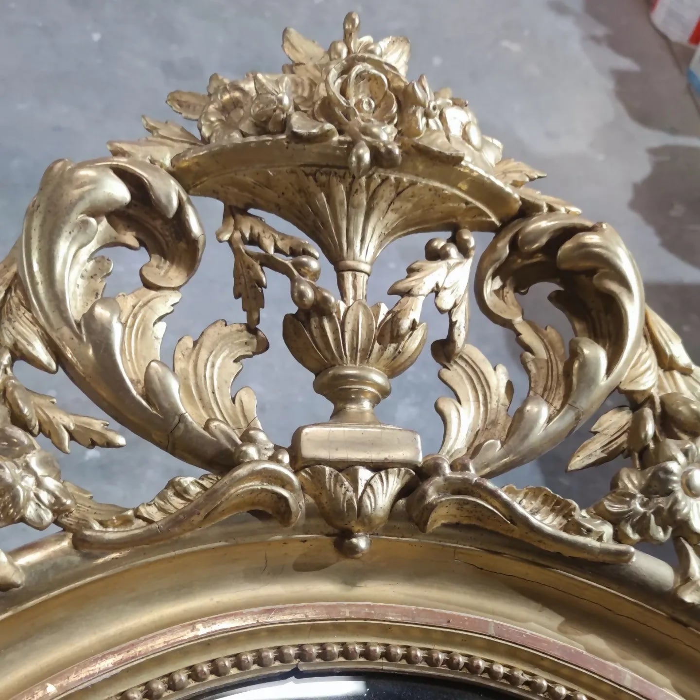 Miroir doré à la feuille en médaillon vers 1850/60 - Ethic Atelier