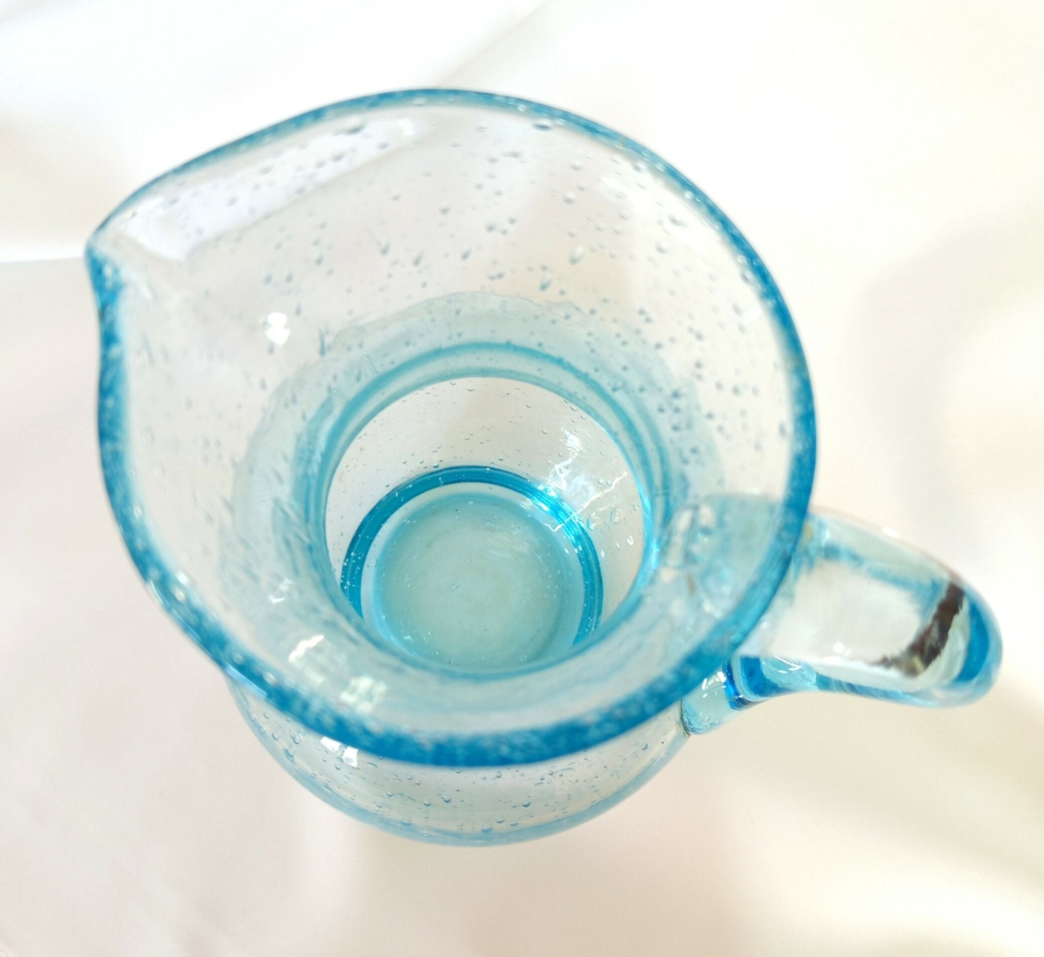 Pichet en verre bullé bleu Biot - XXe siècle - Ethic Atelier