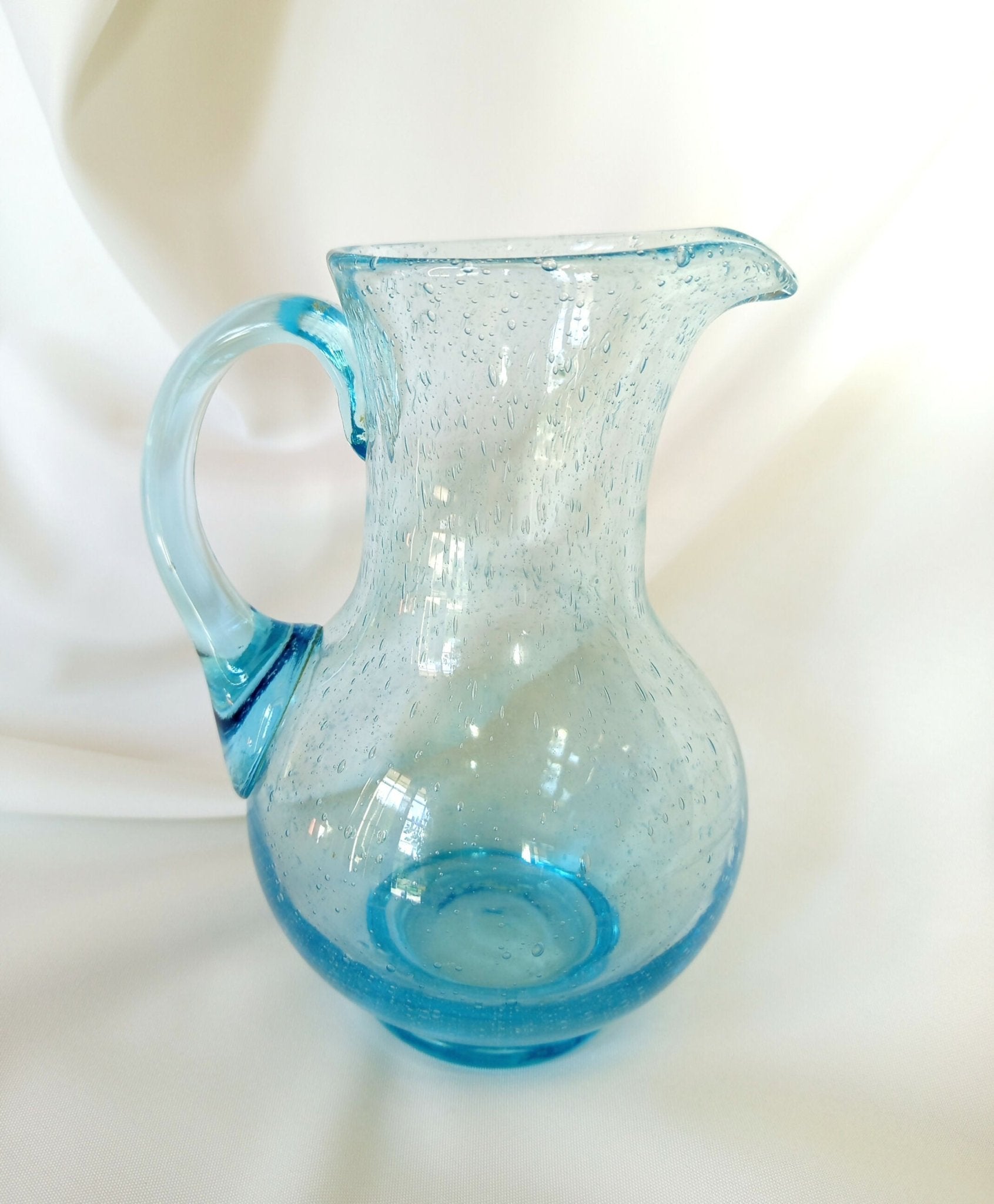 Pichet en verre bullé bleu Biot - XXe siècle - Ethic Atelier