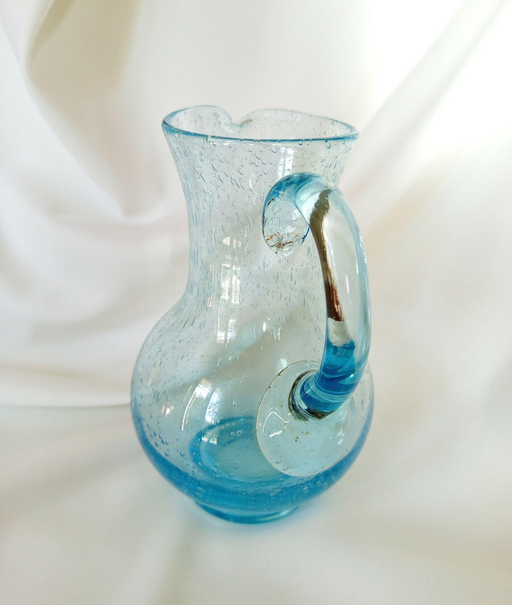 Pichet en verre bullé bleu Biot - XXe siècle - Ethic Atelier