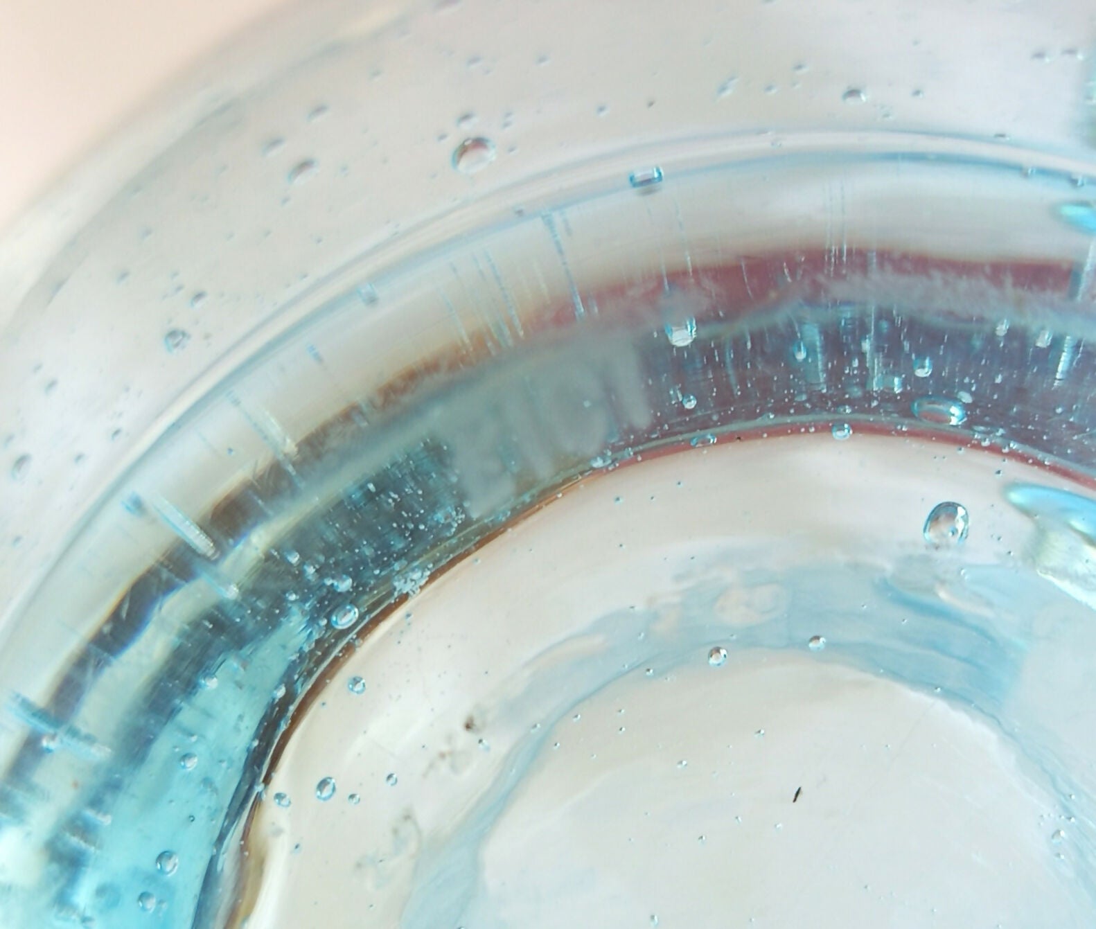 Pichet en verre bullé bleu Biot - XXe siècle - Ethic Atelier