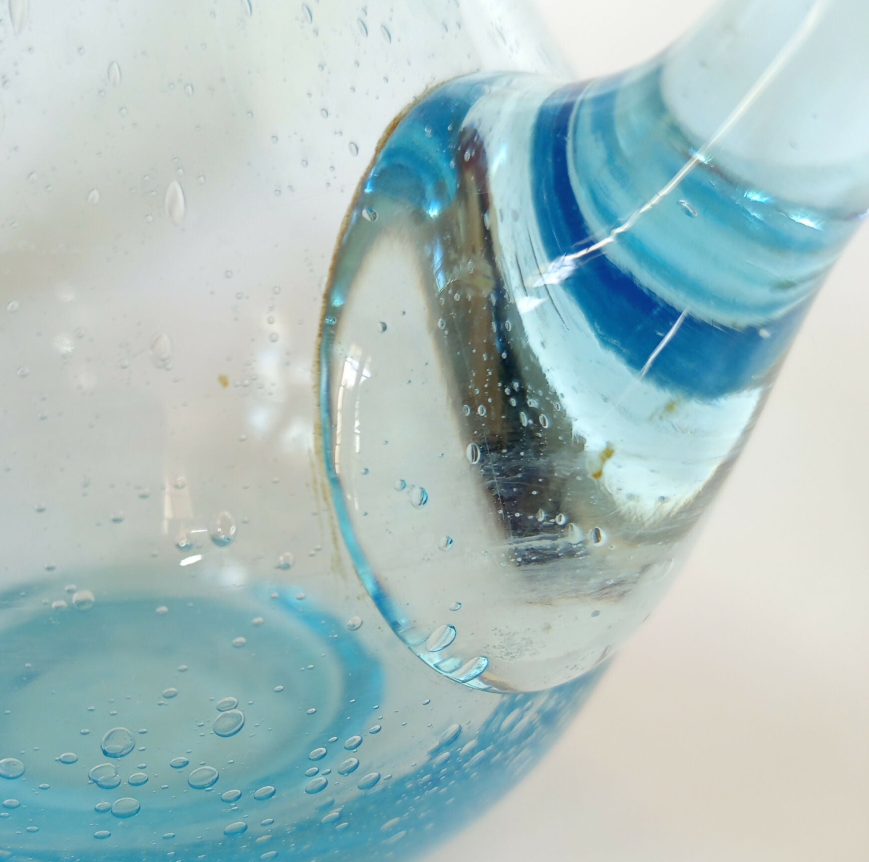 Pichet en verre bullé bleu Biot - XXe siècle - Ethic Atelier