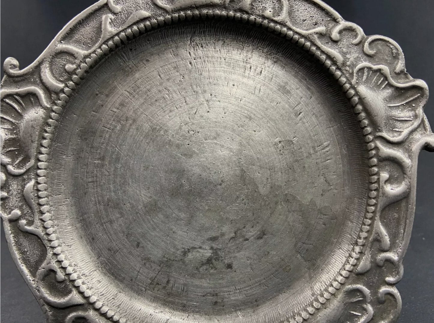 Plat Plateau en Étain à Décor de Coquilles de Style Louis XV - Ethic Atelier