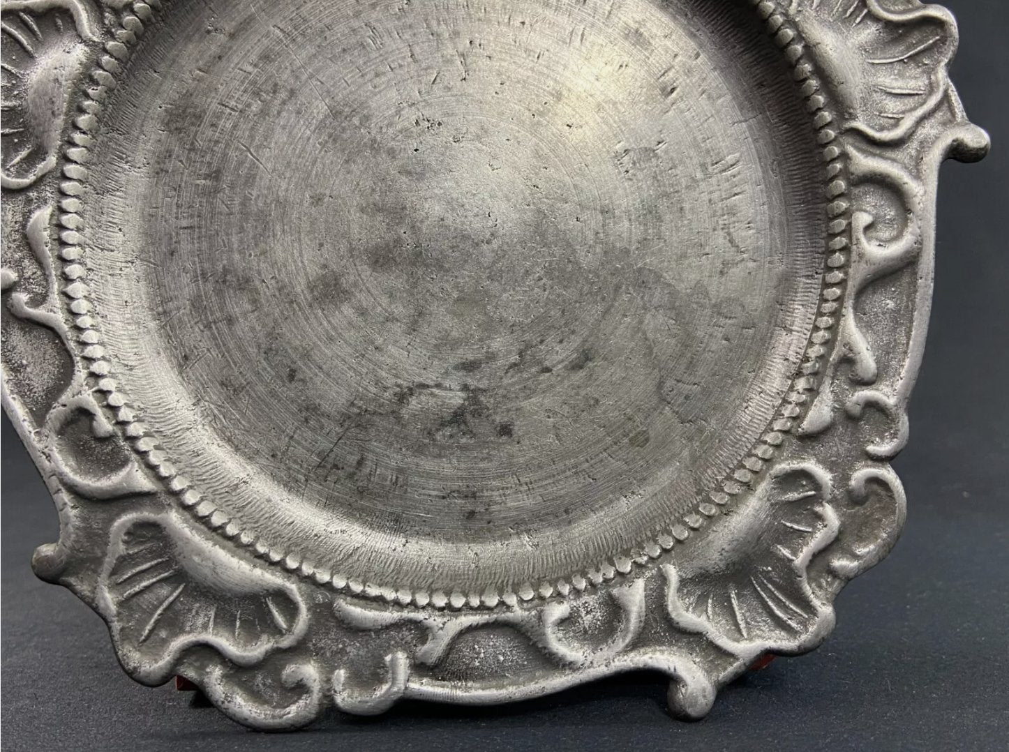 Plat Plateau en Étain à Décor de Coquilles de Style Louis XV - Ethic Atelier