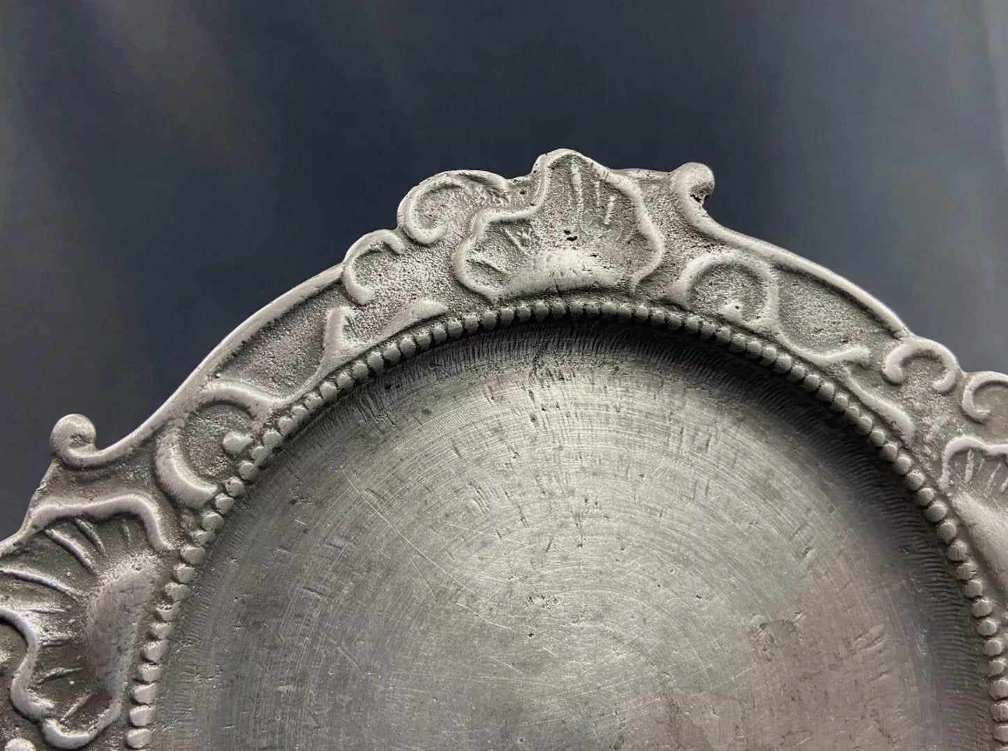 Plat Plateau en Étain à Décor de Coquilles de Style Louis XV - Ethic Atelier