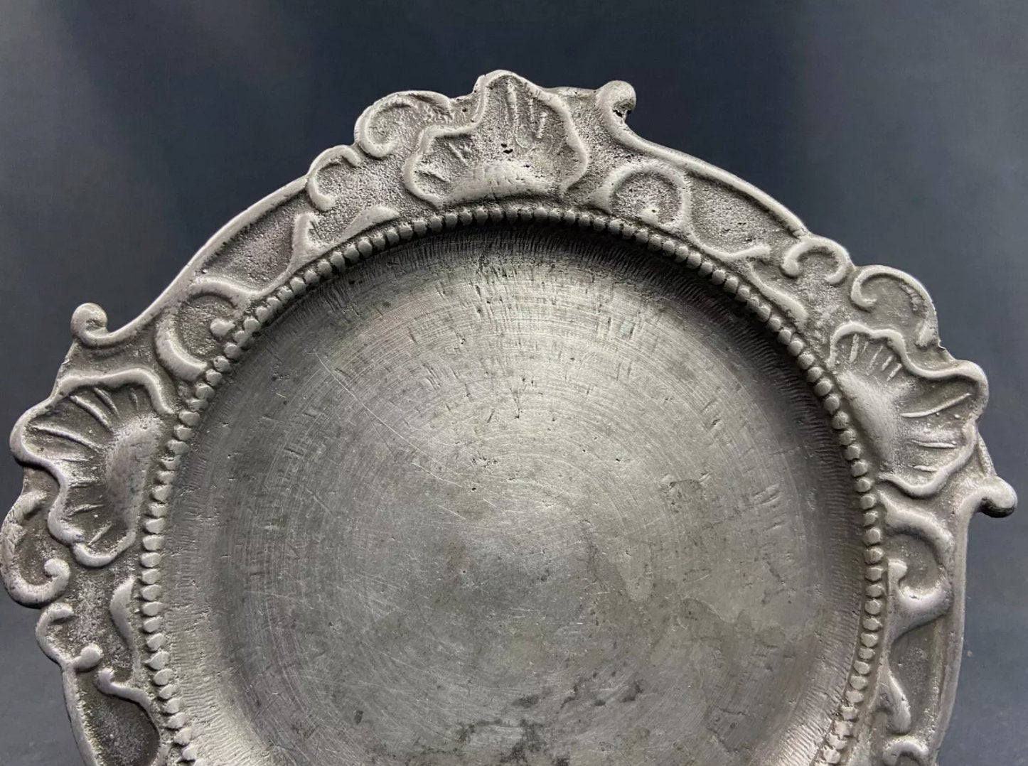 Plat Plateau en Étain à Décor de Coquilles de Style Louis XV - Ethic Atelier