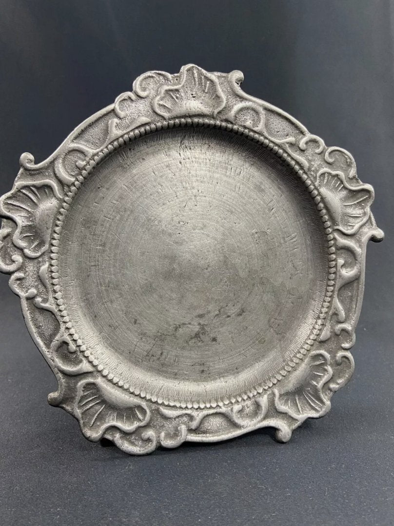 Plat Plateau en Étain à Décor de Coquilles de Style Louis XV - Ethic Atelier