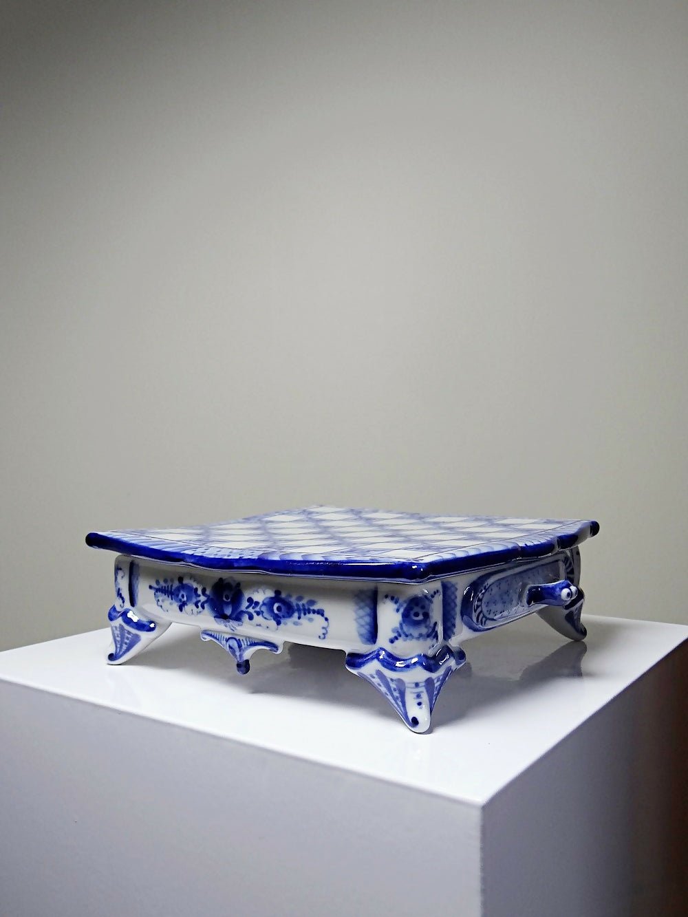 Rare et unique Echiquier de voyage porcelaine de Gzhel signé Yuri Garanin - Ethic Atelier