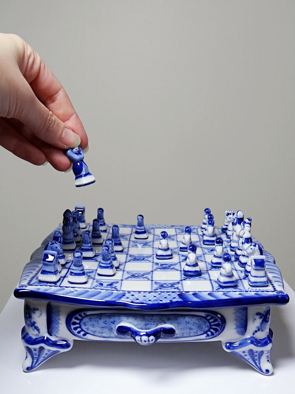 Rare et unique Echiquier de voyage porcelaine de Gzhel signé Yuri Garanin - Ethic Atelier