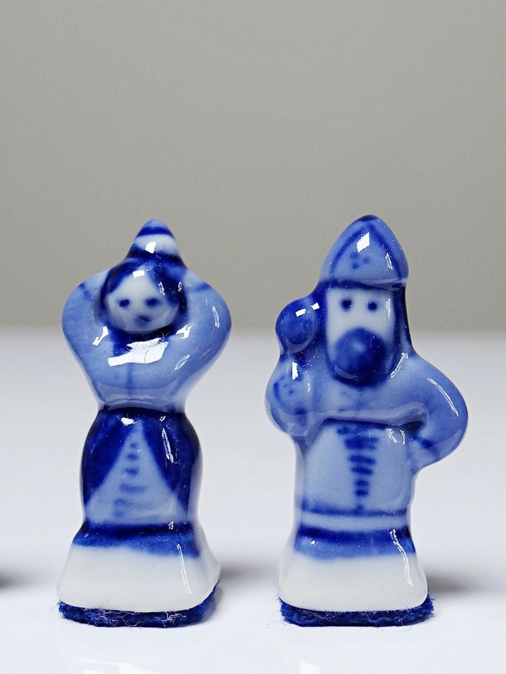 Rare et unique Echiquier de voyage porcelaine de Gzhel signé Yuri Garanin - Ethic Atelier