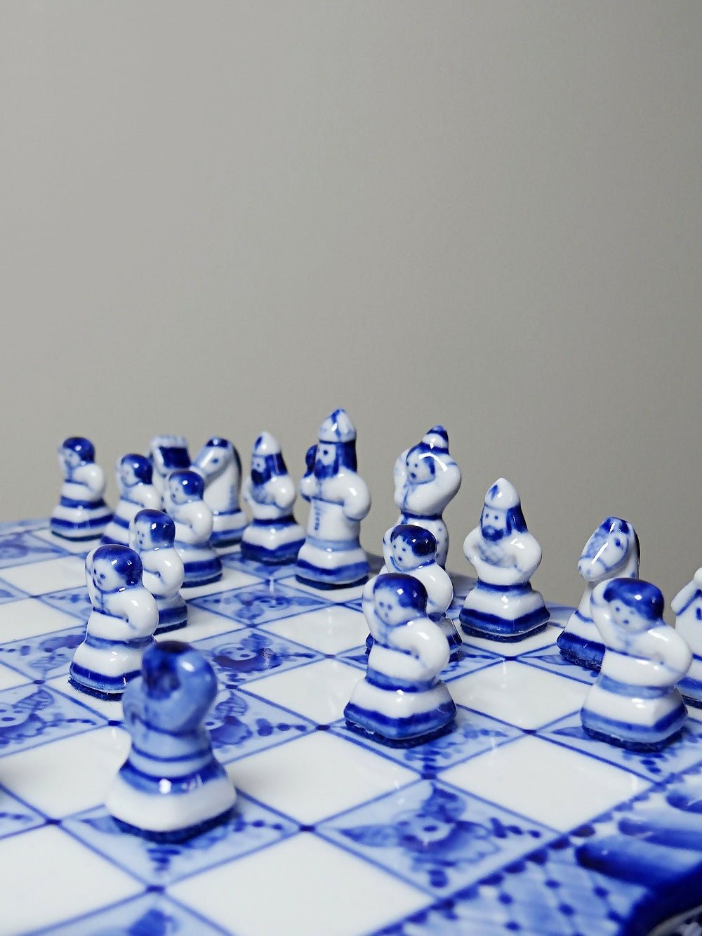 Rare et unique Echiquier de voyage porcelaine de Gzhel signé Yuri Garanin - Ethic Atelier