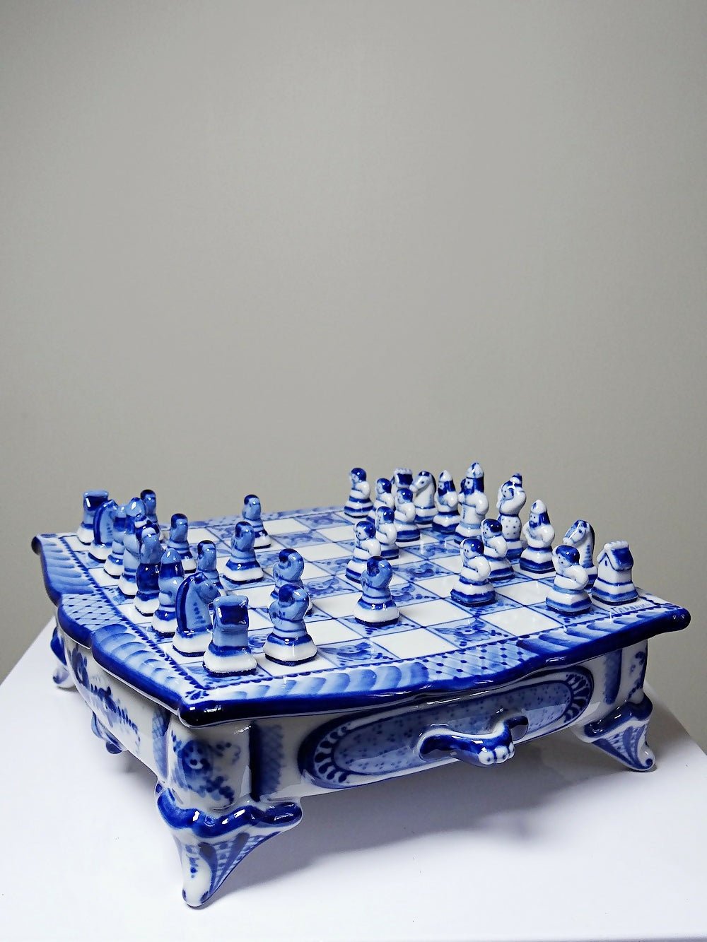 Rare et unique Echiquier de voyage porcelaine de Gzhel signé Yuri Garanin - Ethic Atelier