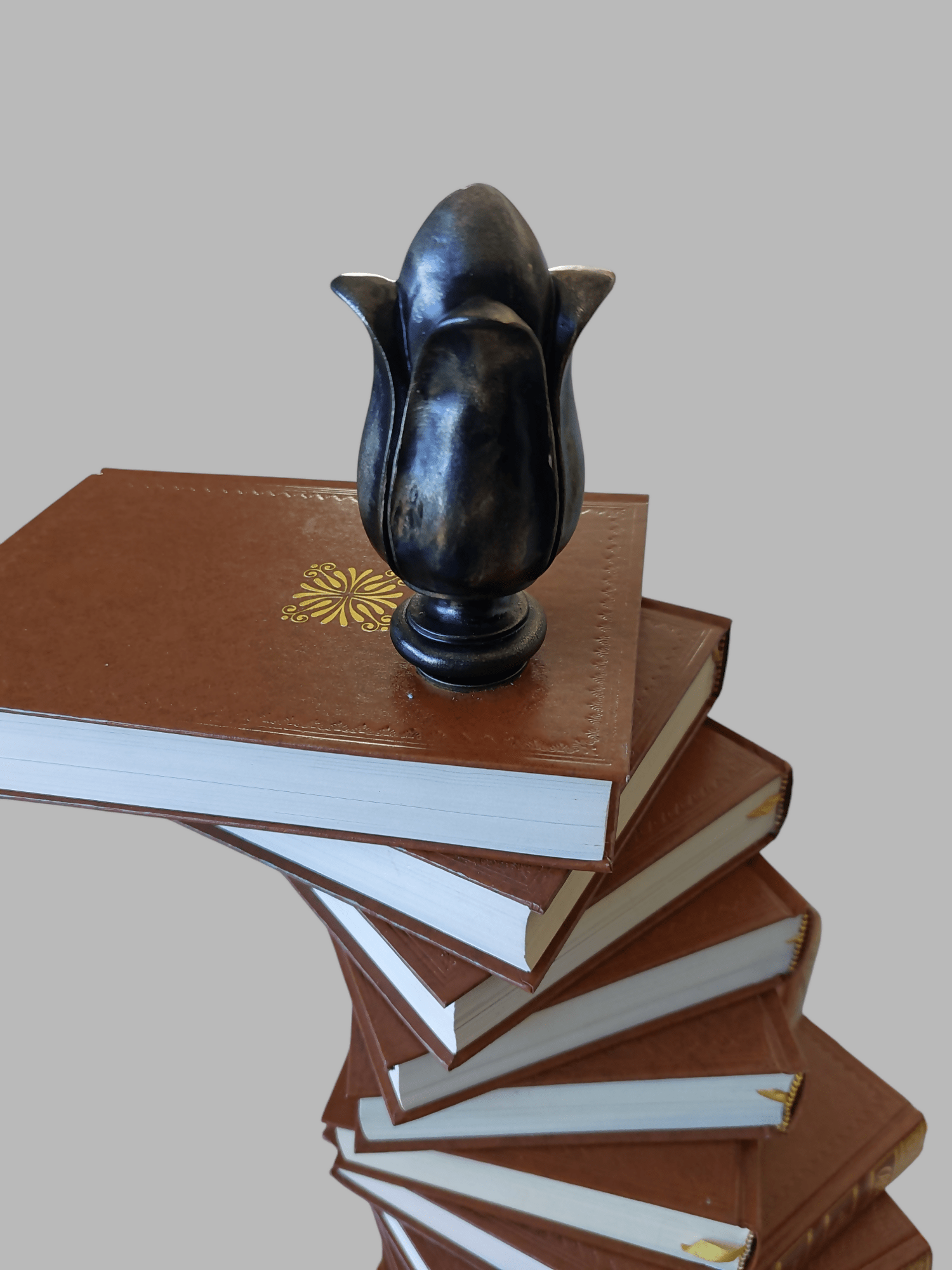 Sculpture de Livres Empilés "Les Mots de Notre Société Contemporaine" - Ethic Atelier