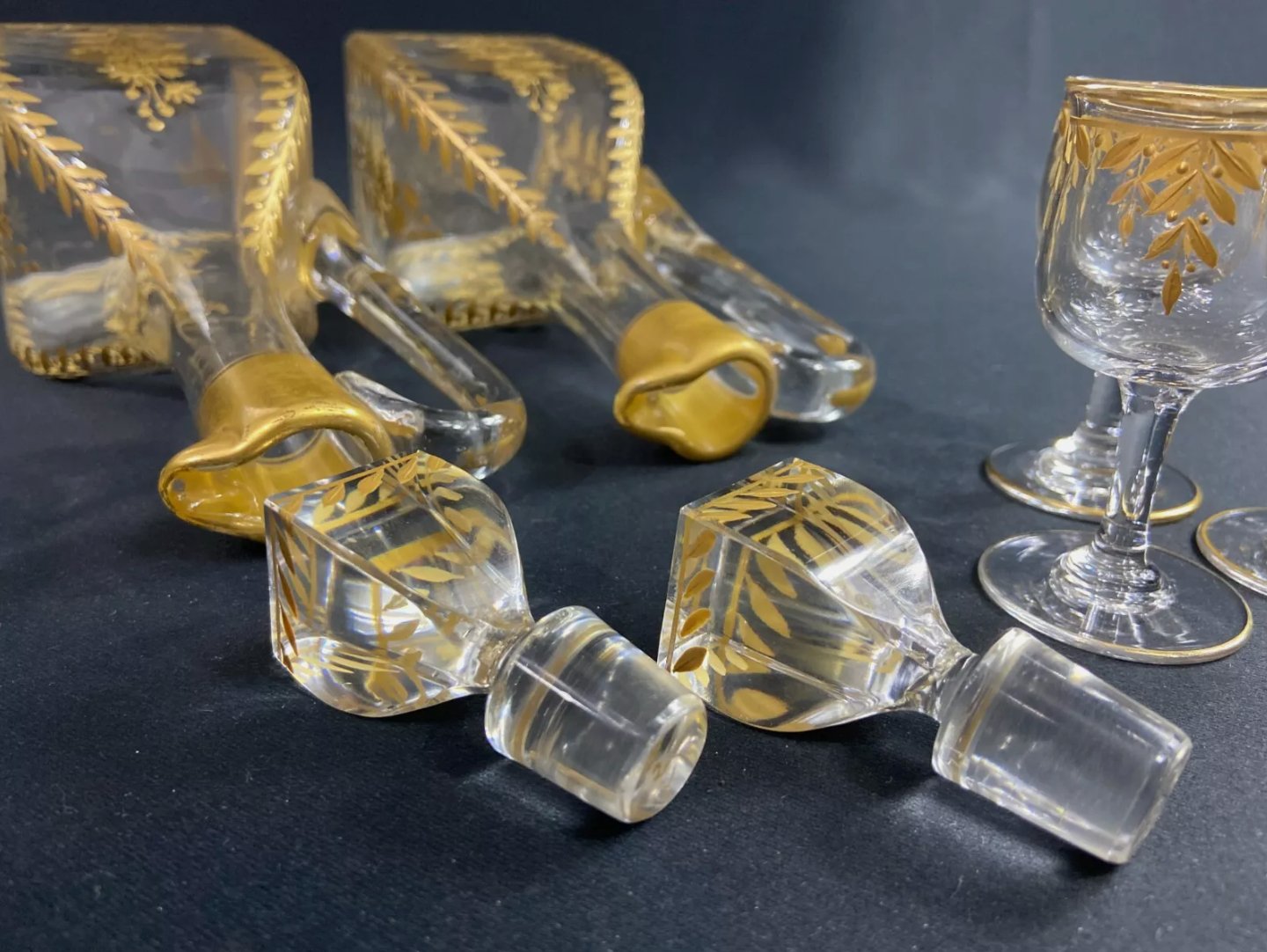 Service à Liqueur XIXe en Cristal Émaillé Or à Décor Végétal - Paire de Carafes et 6 Verres - Ethic Atelier