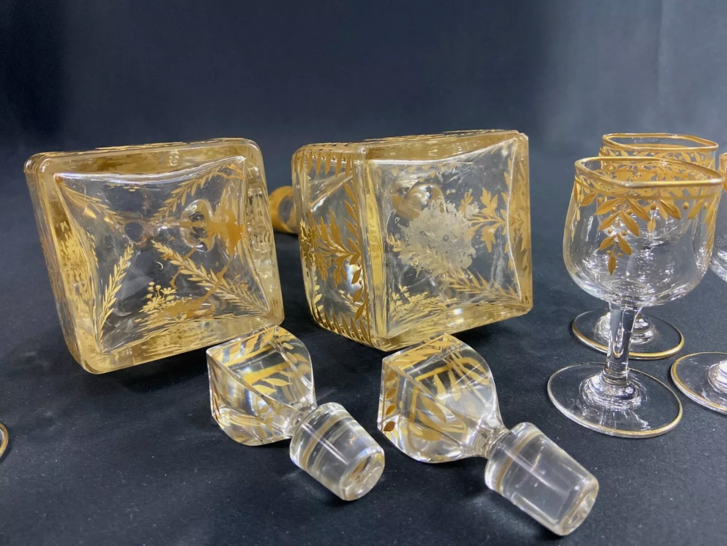 Service à Liqueur XIXe en Cristal Émaillé Or à Décor Végétal - Paire de Carafes et 6 Verres - Ethic Atelier