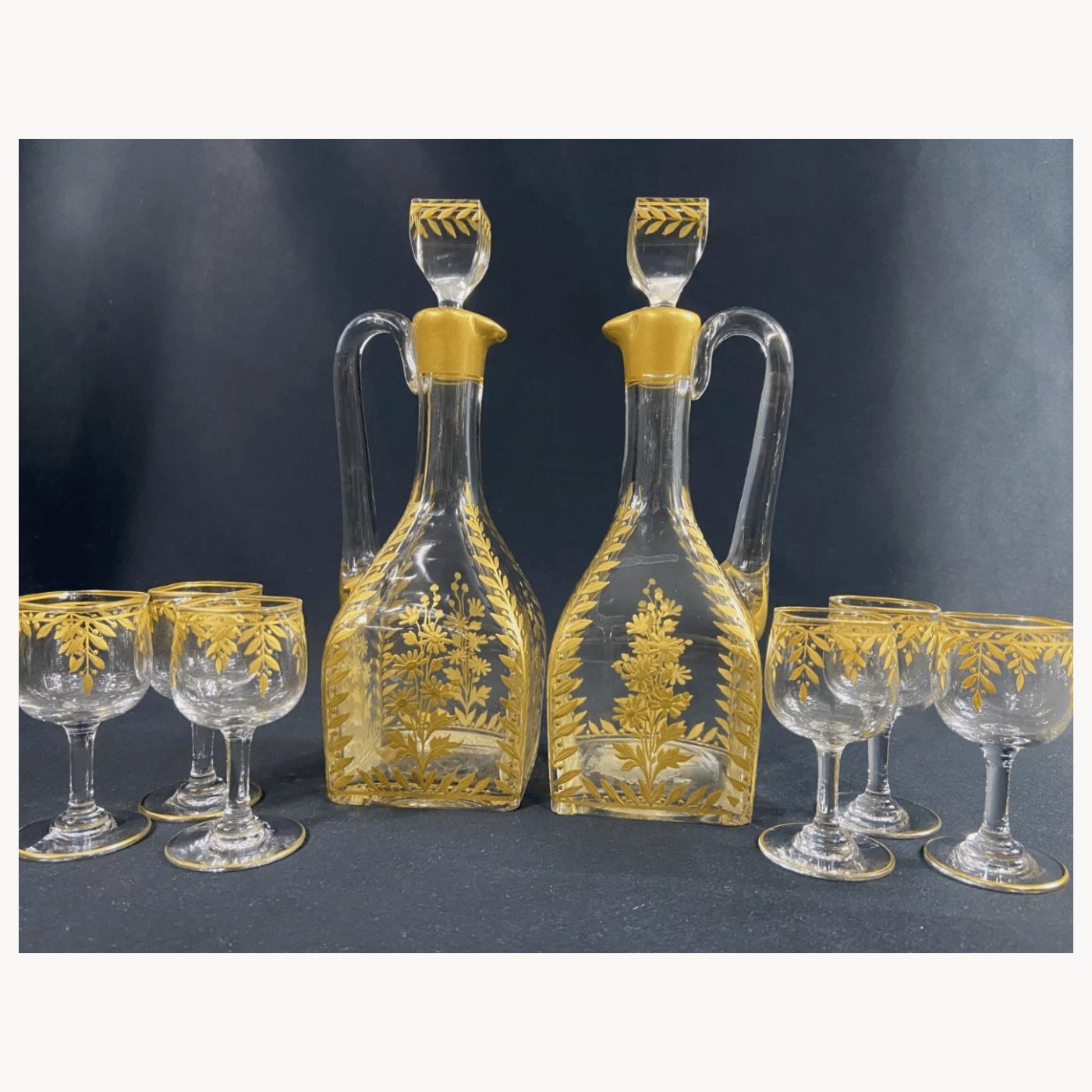 Service à Liqueur XIXe en Cristal Émaillé Or à Décor Végétal - Paire de Carafes et 6 Verres - Ethic Atelier