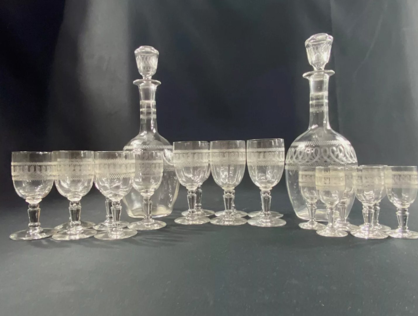 Service de Verres à Pied en Cristal Gravé à l'Aiguille - XIXe Siècle Baccarat ou Saint Louis - Ethic Atelier