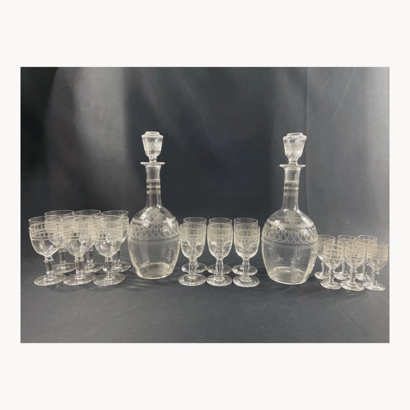 Service de Verres à Pied en Cristal Gravé à l'Aiguille - XIXe Siècle Baccarat ou Saint Louis - Ethic Atelier