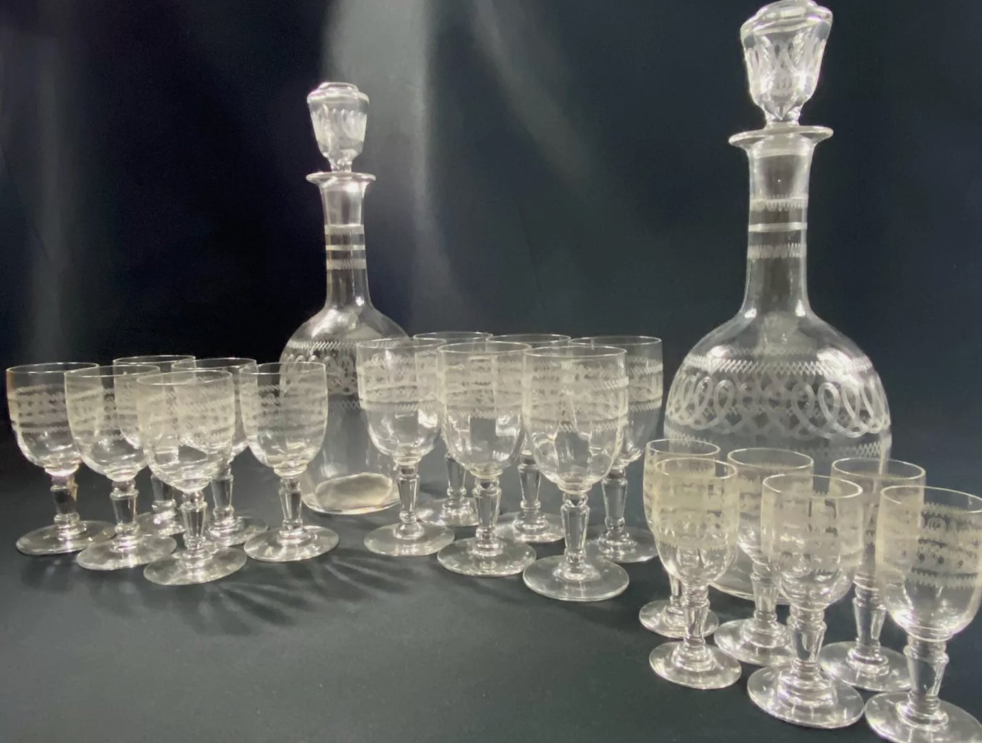 Service de Verres à Pied en Cristal Gravé à l'Aiguille - XIXe Siècle Baccarat ou Saint Louis - Ethic Atelier