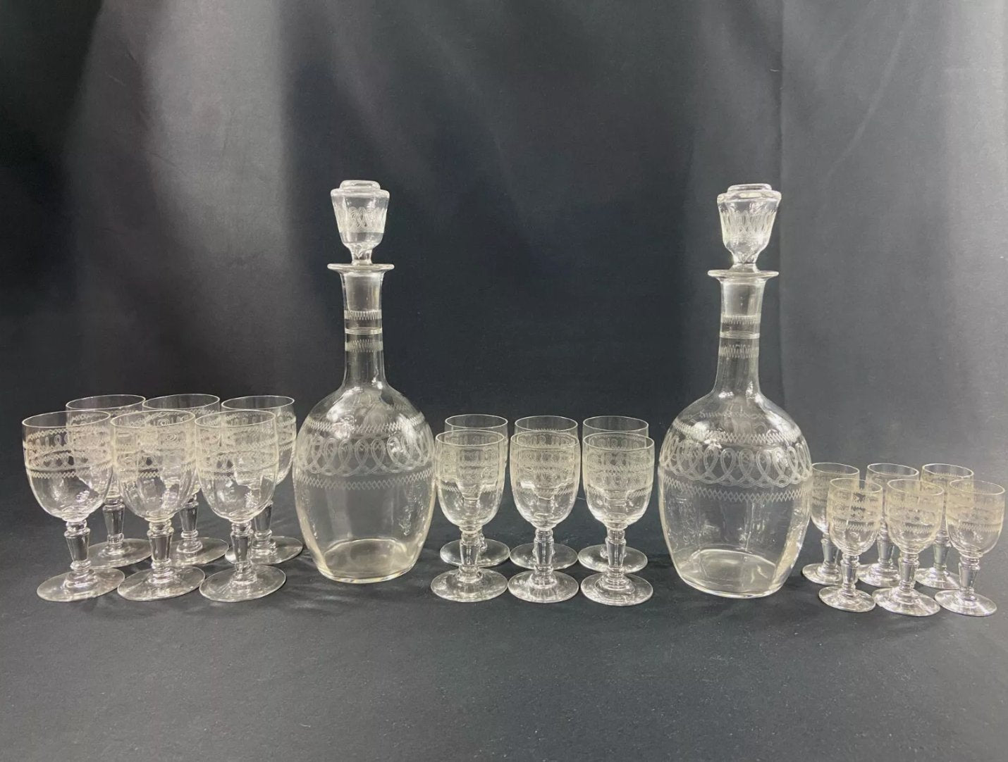 Service de Verres à Pied en Cristal Gravé à l'Aiguille - XIXe Siècle Baccarat ou Saint Louis - Ethic Atelier