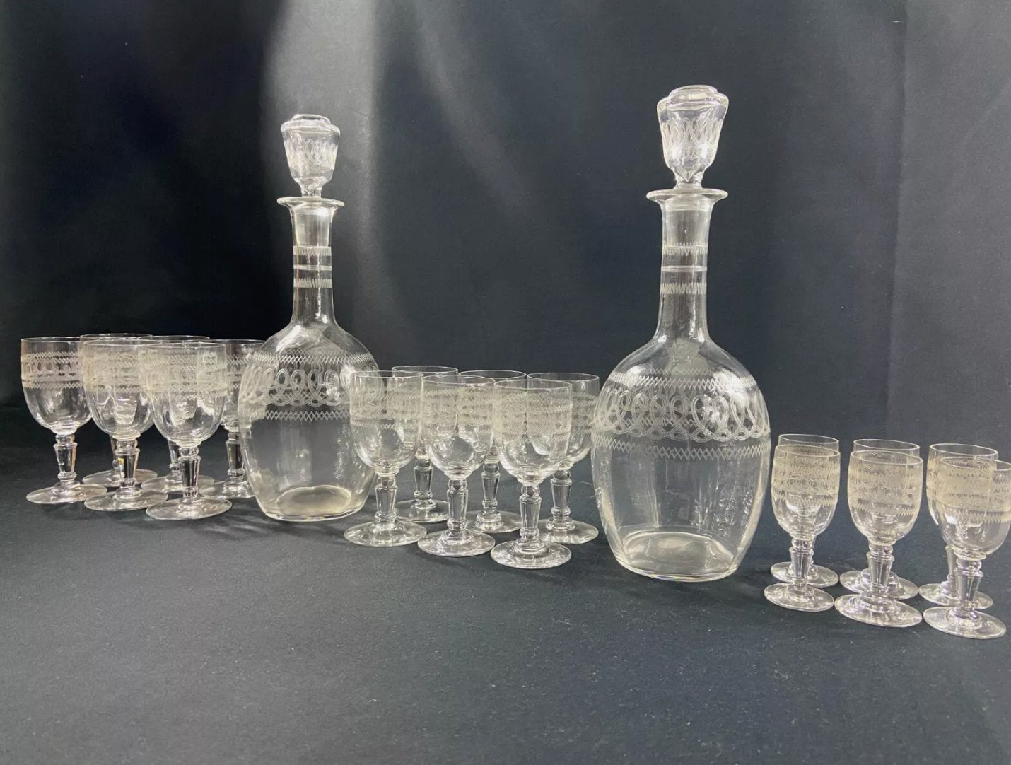 Service de Verres à Pied en Cristal Gravé à l'Aiguille - XIXe Siècle Baccarat ou Saint Louis - Ethic Atelier