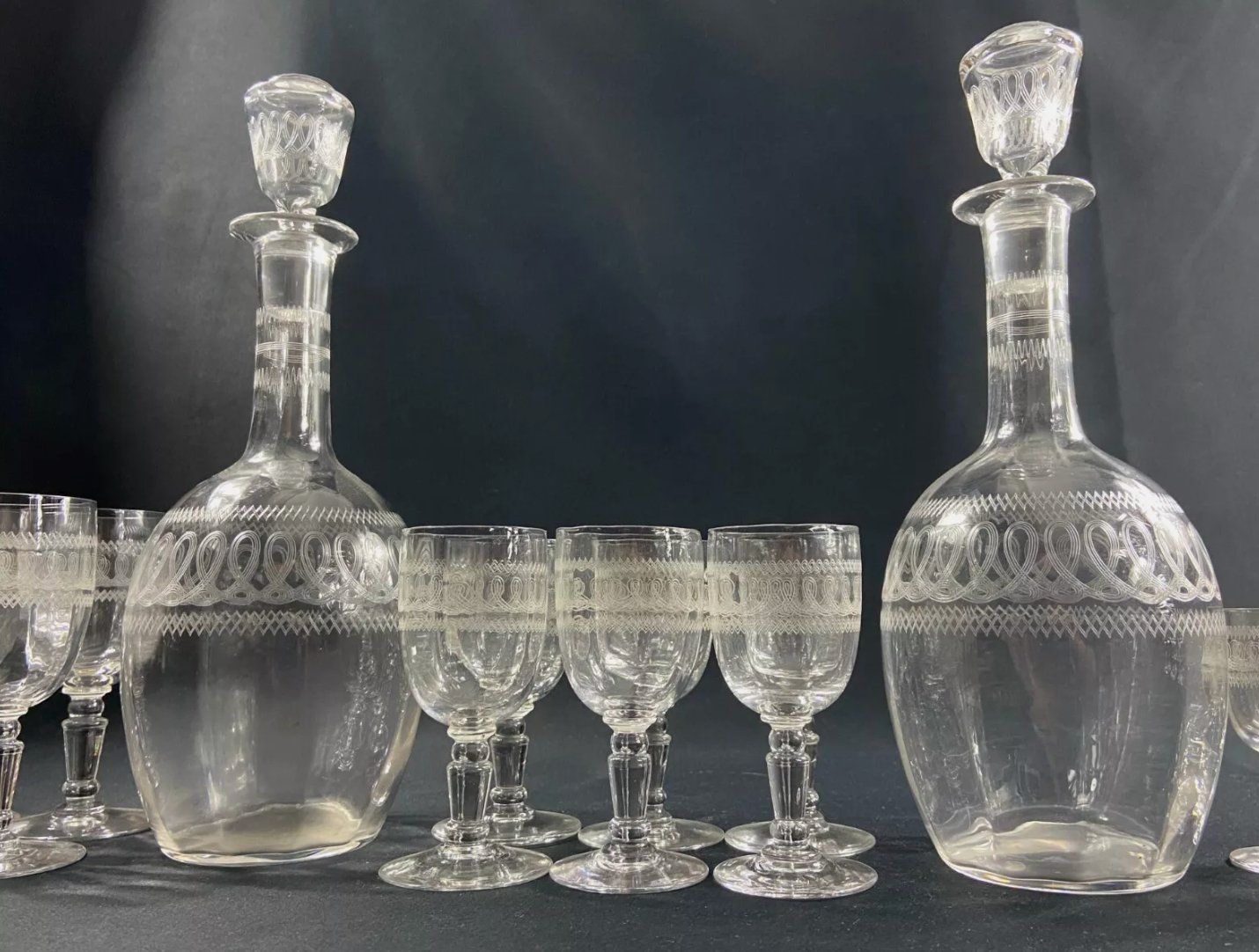 Service de Verres à Pied en Cristal Gravé à l'Aiguille - XIXe Siècle Baccarat ou Saint Louis - Ethic Atelier