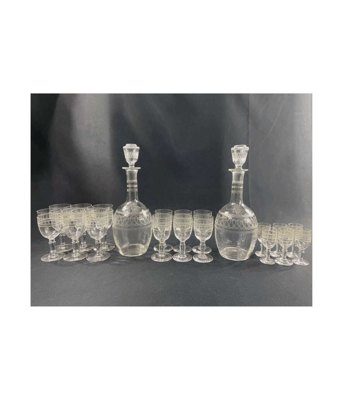 Service de Verres à Pied en Cristal Gravé à l'Aiguille - XIXe Siècle Baccarat ou Saint Louis - Ethic Atelier