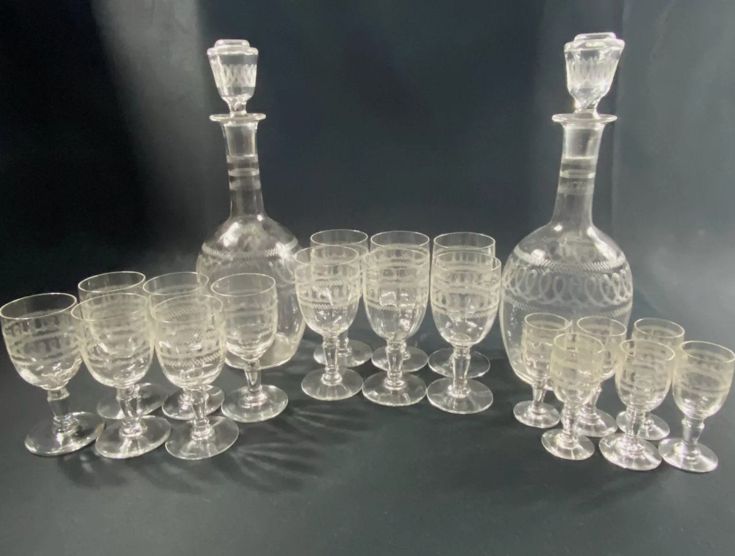 Service de Verres à Pied en Cristal Gravé à l'Aiguille - XIXe Siècle Baccarat ou Saint Louis - Ethic Atelier