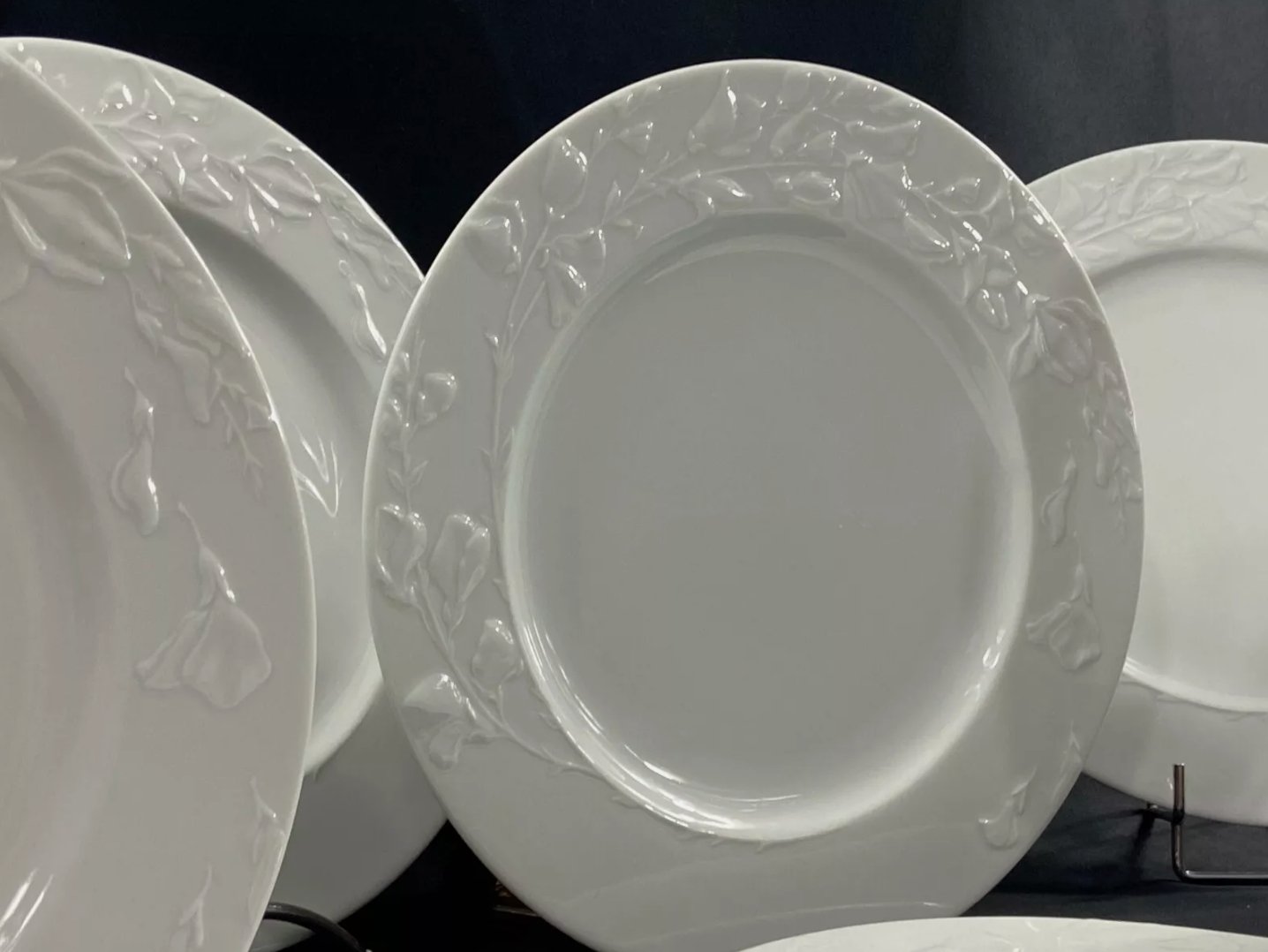 Suite de 16 Grandes Assiettes Plates en Porcelaine de Philippe Deshoulières Limoges, Décor Promenade - Ethic Atelier