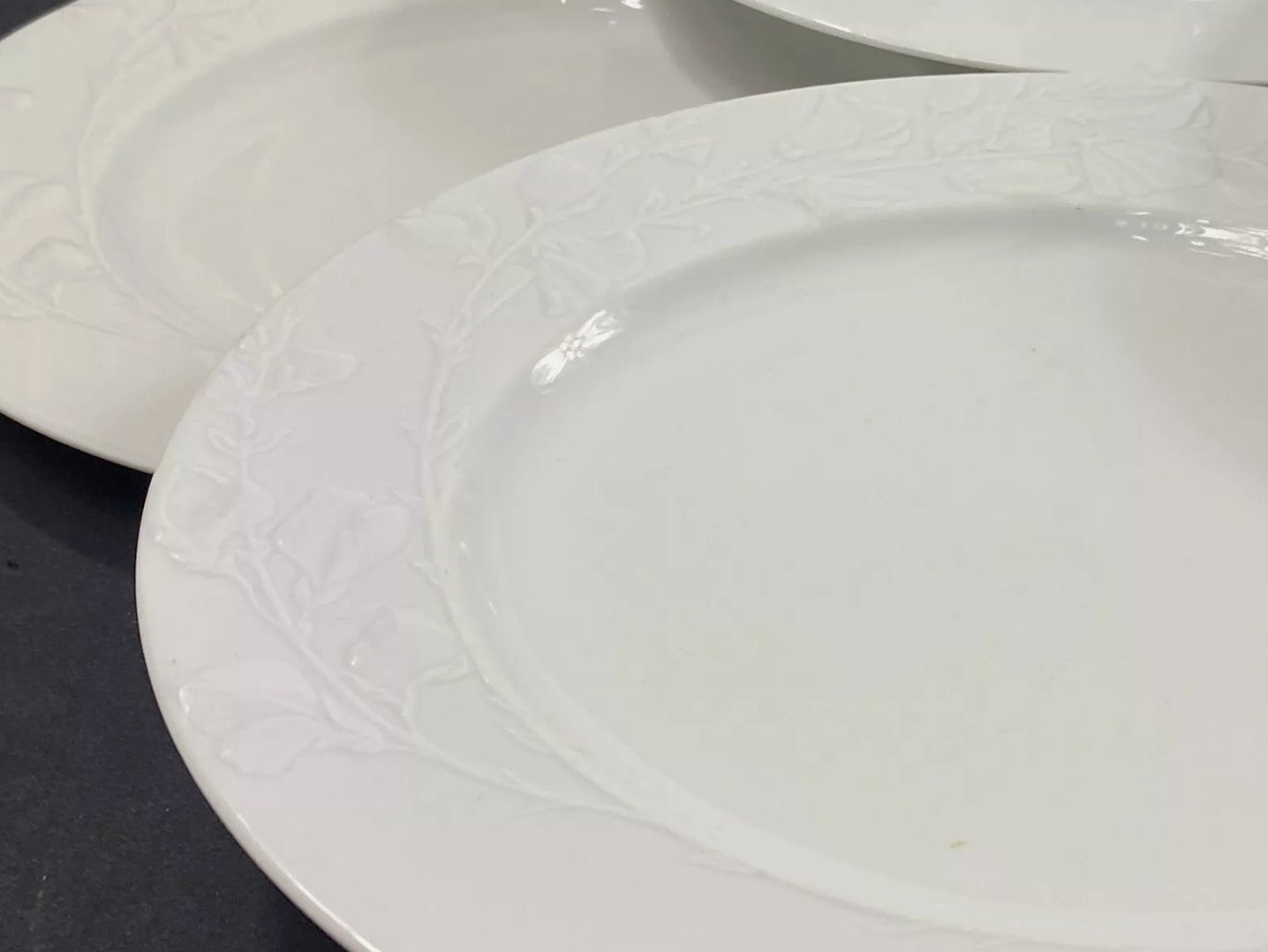 Suite de 16 Grandes Assiettes Plates en Porcelaine de Philippe Deshoulières Limoges, Décor Promenade - Ethic Atelier