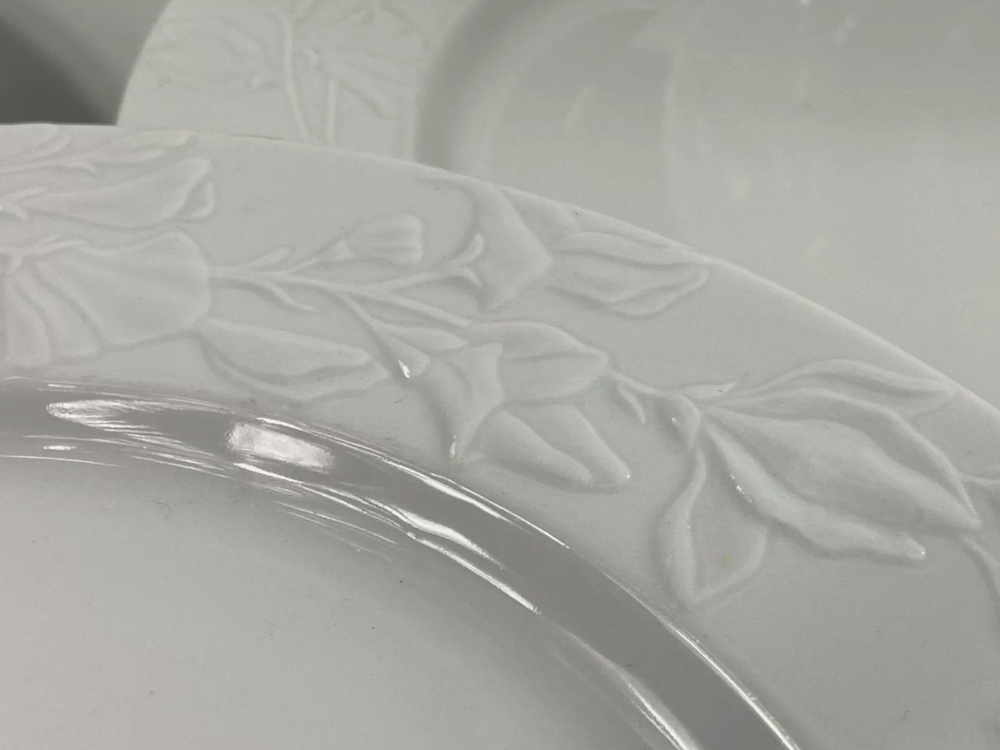 Suite de 16 Grandes Assiettes Plates en Porcelaine de Philippe Deshoulières Limoges, Décor Promenade - Ethic Atelier