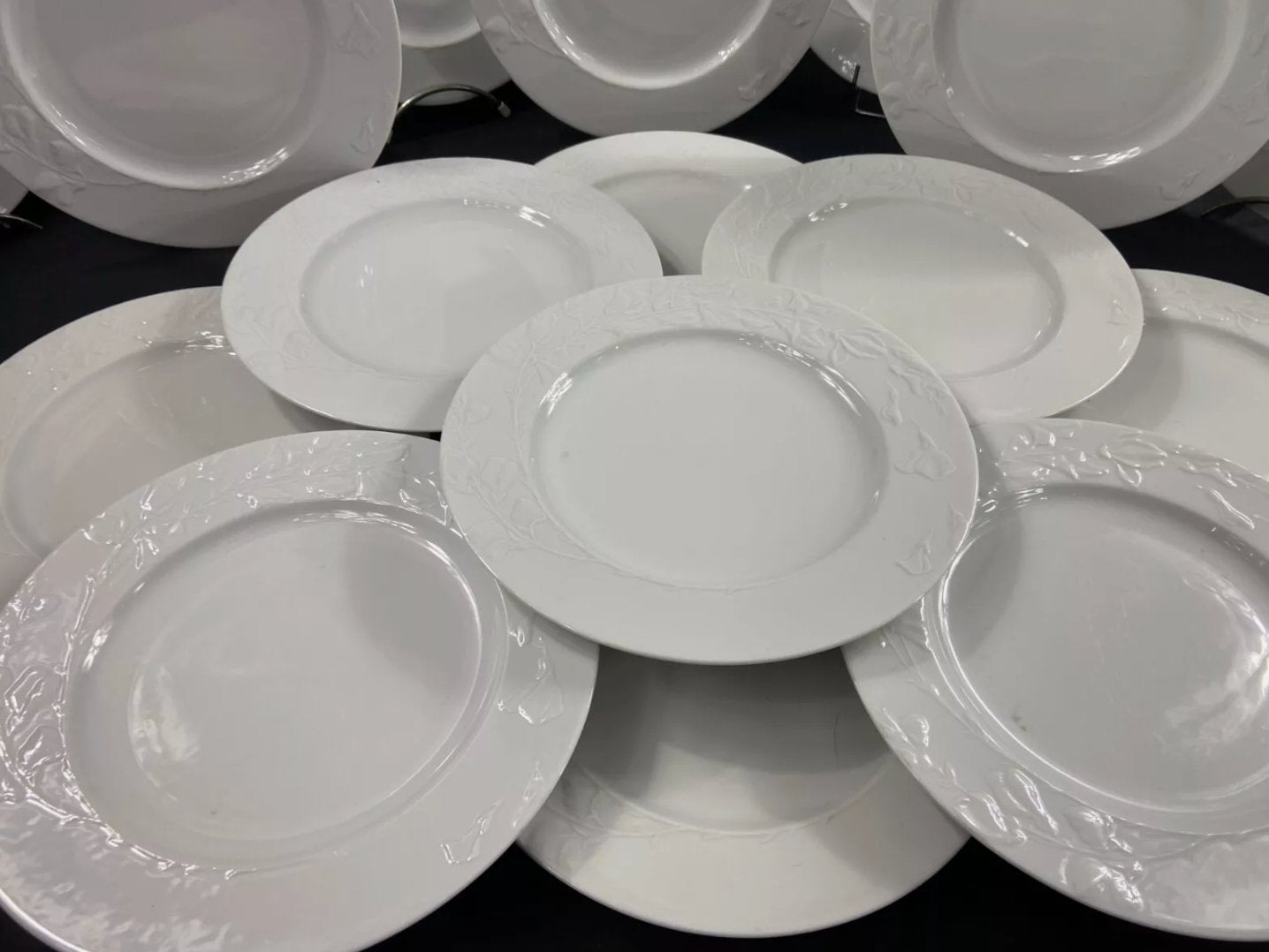 Suite de 16 Grandes Assiettes Plates en Porcelaine de Philippe Deshoulières Limoges, Décor Promenade - Ethic Atelier