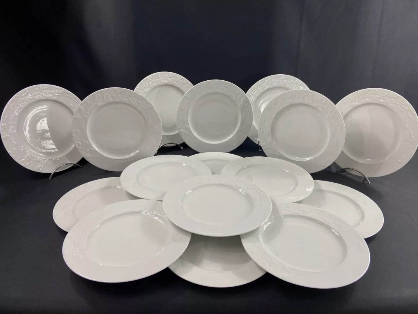 Suite de 16 Grandes Assiettes Plates en Porcelaine de Philippe Deshoulières Limoges, Décor Promenade - Ethic Atelier