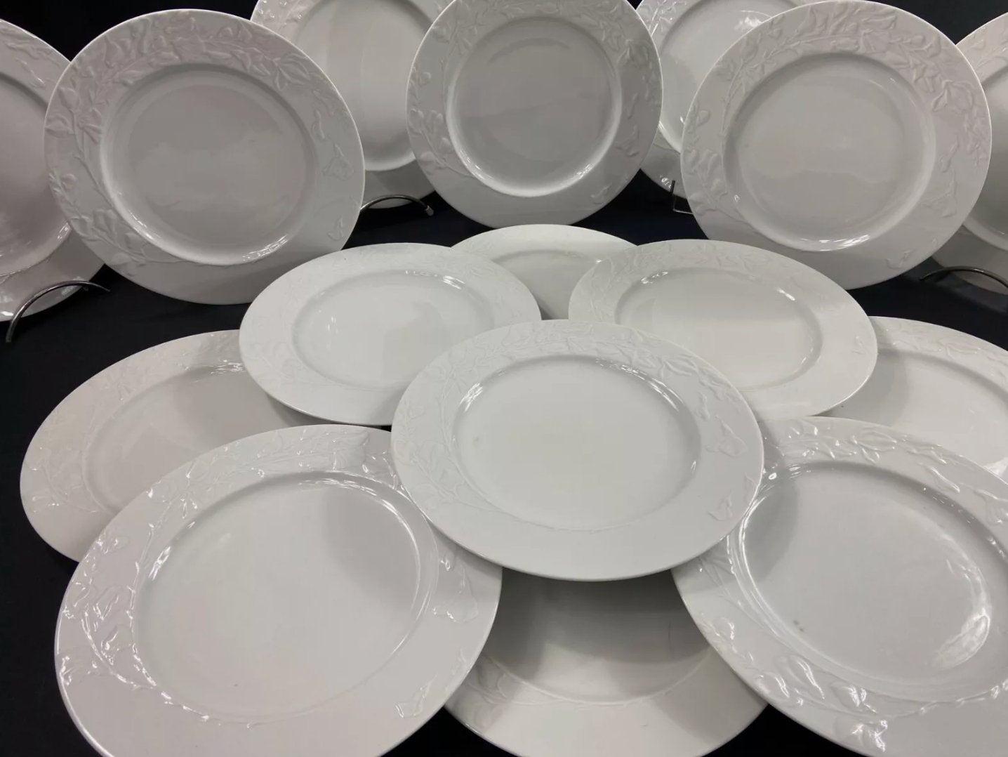 Suite de 16 Grandes Assiettes Plates en Porcelaine de Philippe Deshoulières Limoges, Décor Promenade - Ethic Atelier