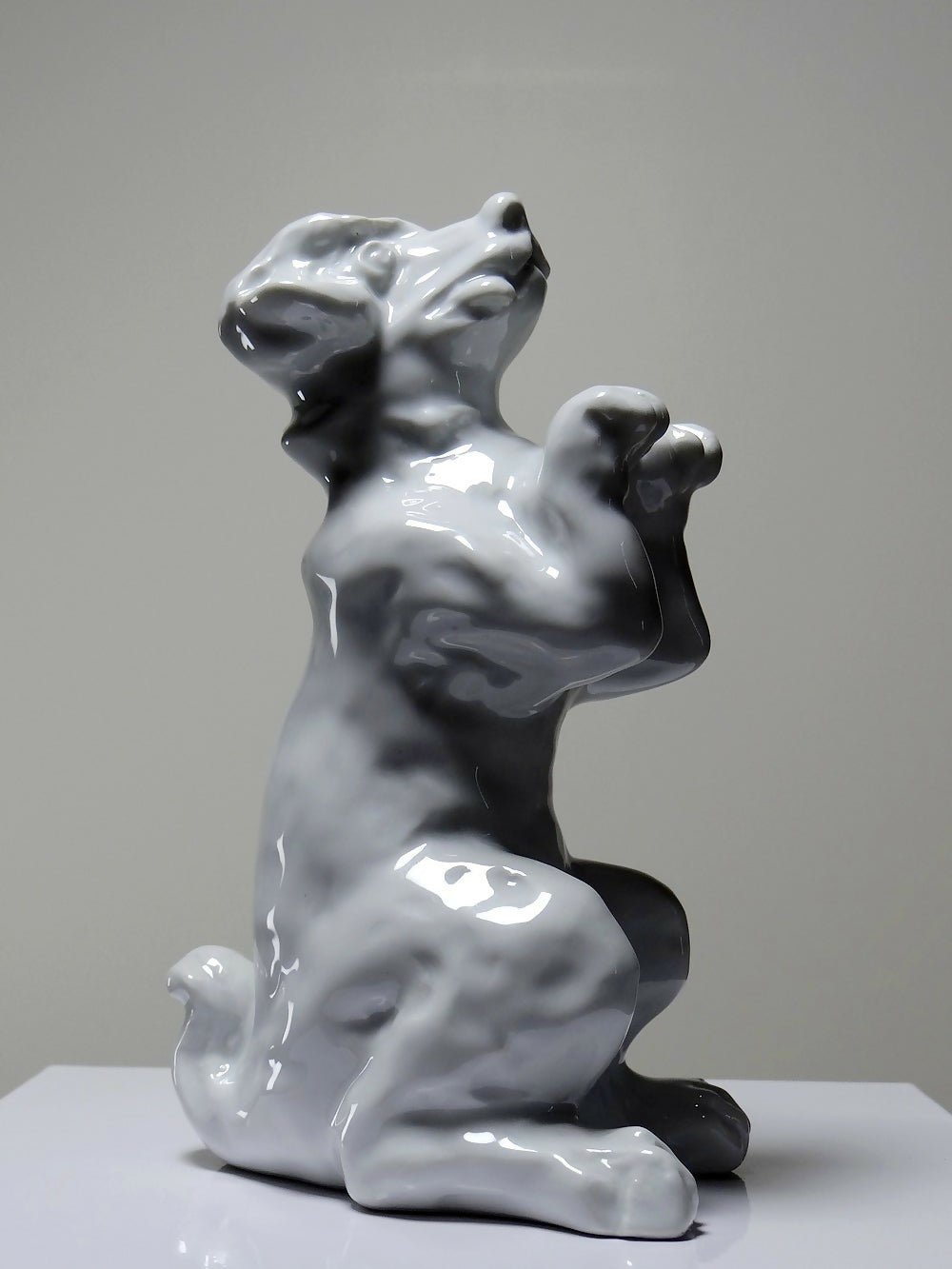 Sujet en porcelaine blanche fine, chien fou faisant le beau - Ethic Atelier