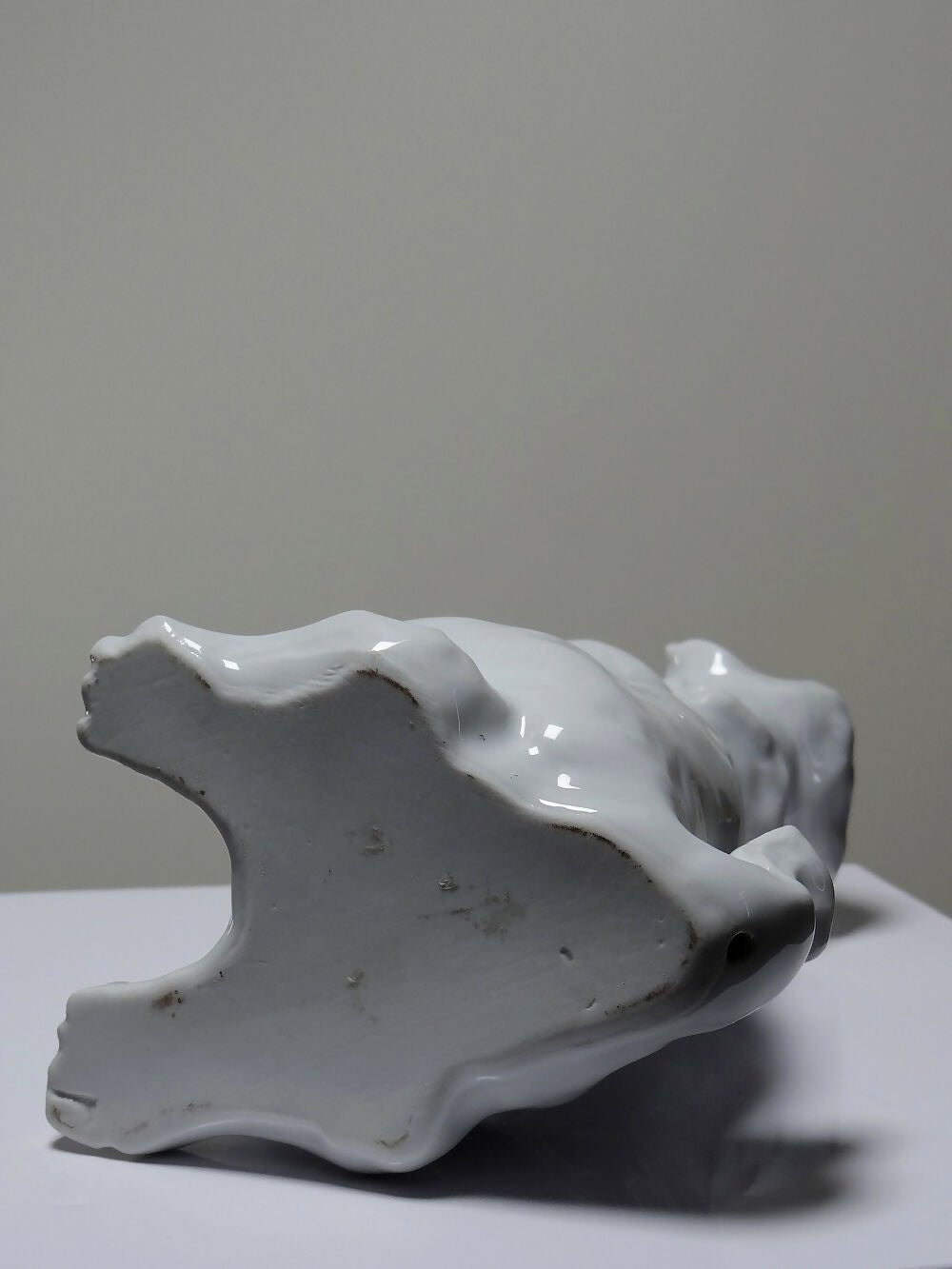 Sujet en porcelaine blanche fine, chien fou faisant le beau - Ethic Atelier