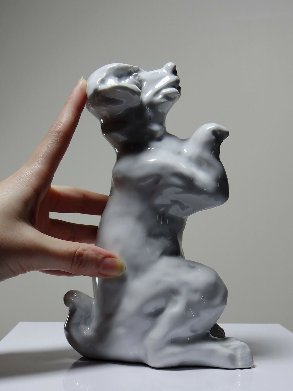 Sujet en porcelaine blanche fine, chien fou faisant le beau - Ethic Atelier