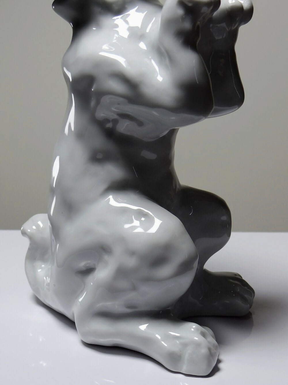 Sujet en porcelaine blanche fine, chien fou faisant le beau - Ethic Atelier