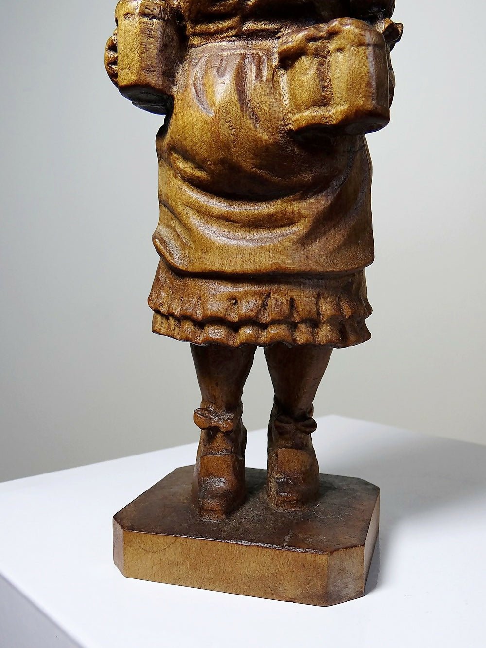 Sujet "La serveuse de bière" en bois sculpté Ludwig Roger Allemagne années 50 - Ethic Atelier