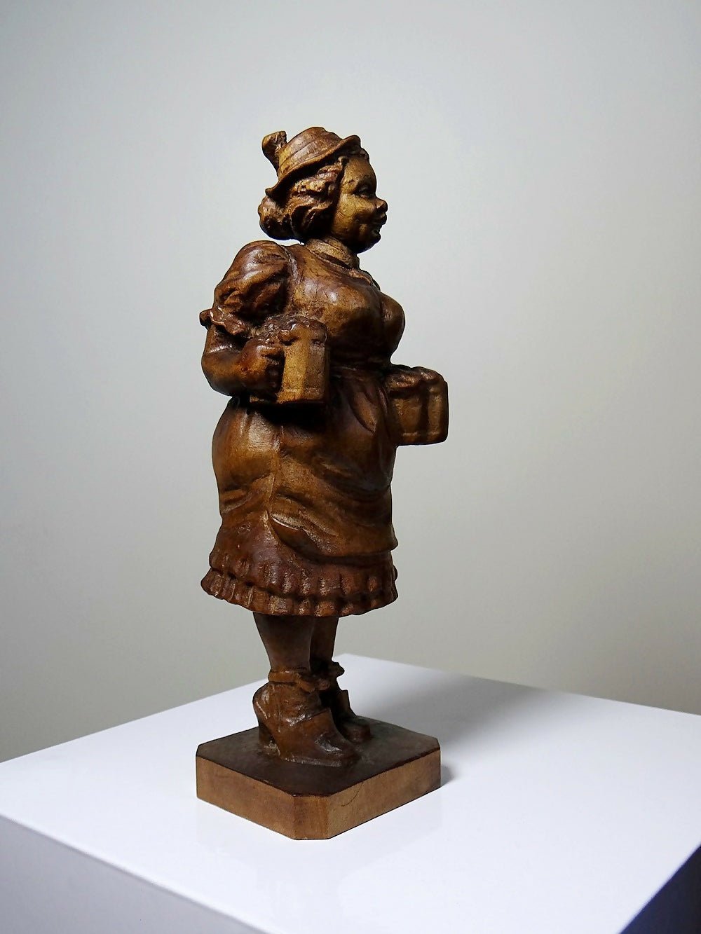 Sujet "La serveuse de bière" en bois sculpté Ludwig Roger Allemagne années 50 - Ethic Atelier