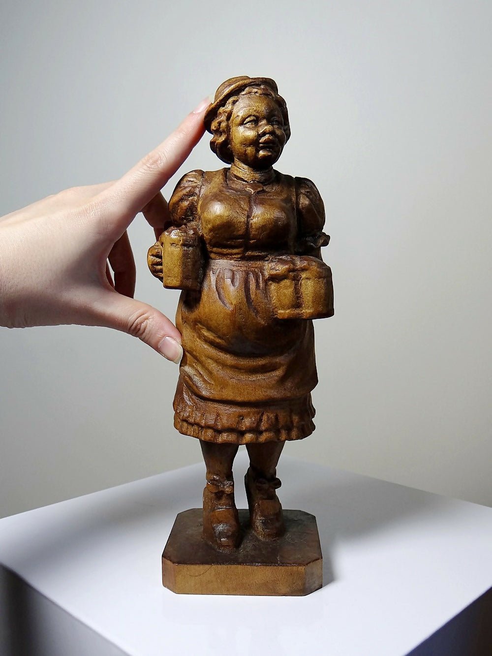 Sujet "La serveuse de bière" en bois sculpté Ludwig Roger Allemagne années 50 - Ethic Atelier