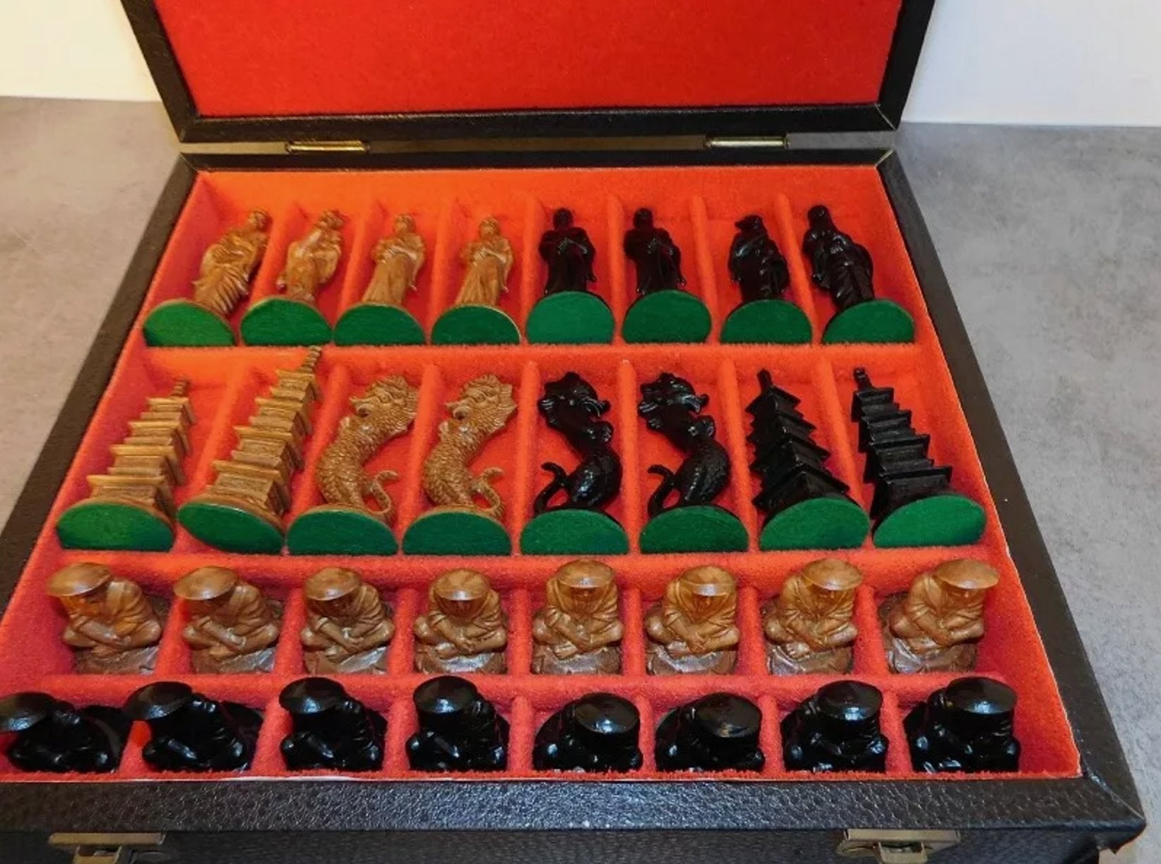 Superbe Coffret de Jeu d'Échecs de 32 Pièces en Résine - Ethic Atelier