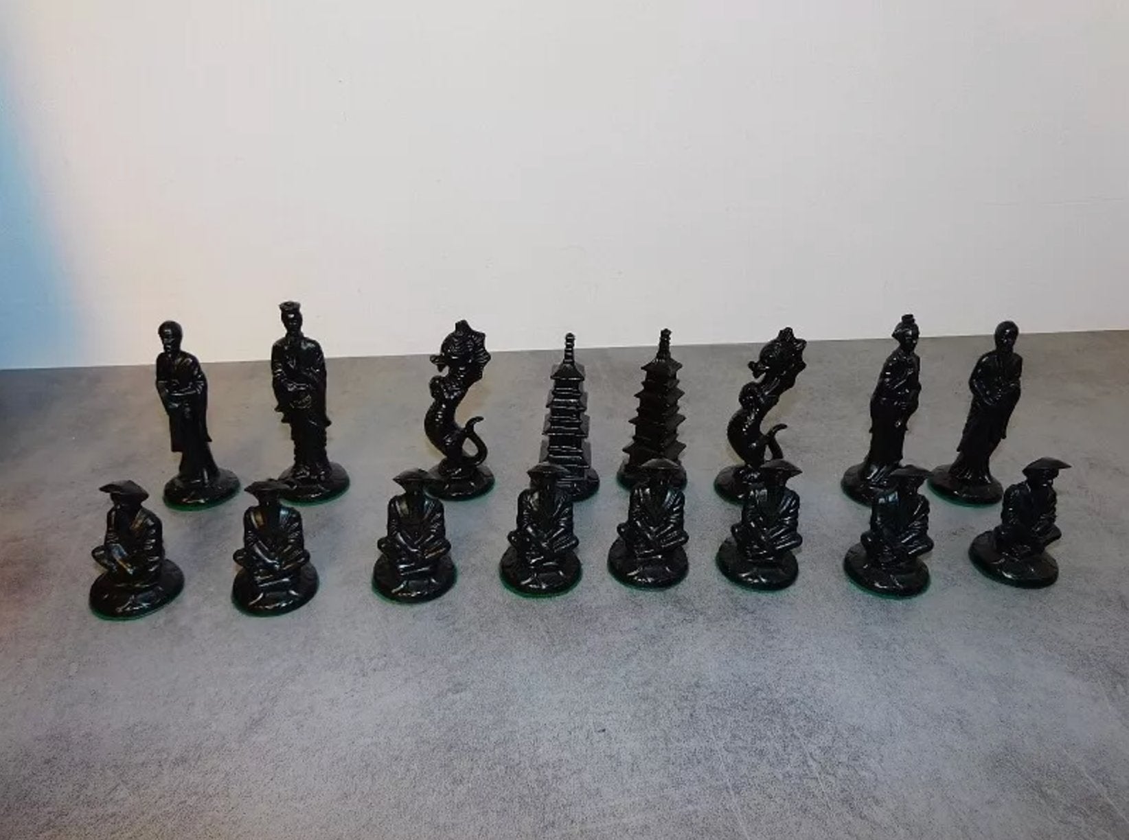 Superbe Coffret de Jeu d'Échecs de 32 Pièces en Résine - Ethic Atelier