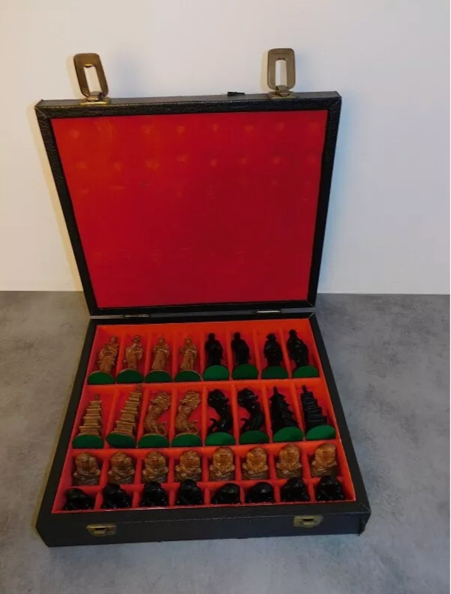 Superbe Coffret de Jeu d'Échecs de 32 Pièces en Résine - Ethic Atelier