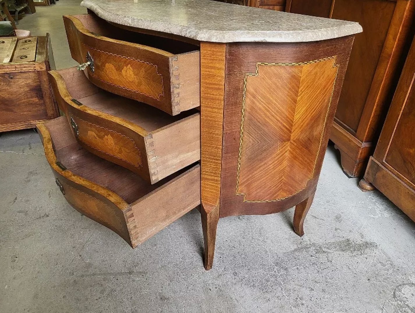 Superbe Commode Marqueterie en Bois de Rose Galbée avec Plateau en Marbre - Ethic Atelier