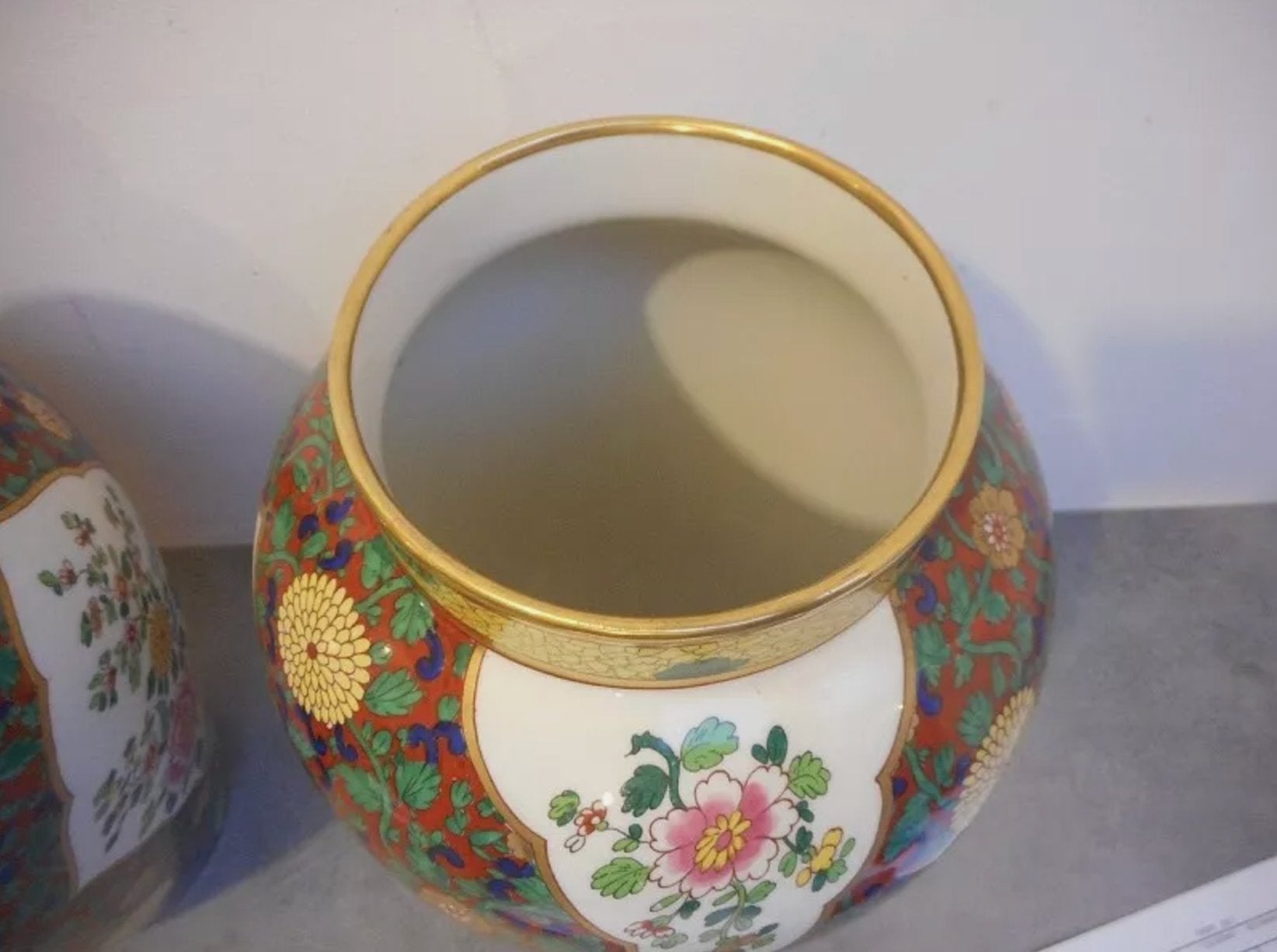 Superbe et Grande Paire de Vases Limoges B & Cie en Faïence Peinte et Dorée - Ethic Atelier