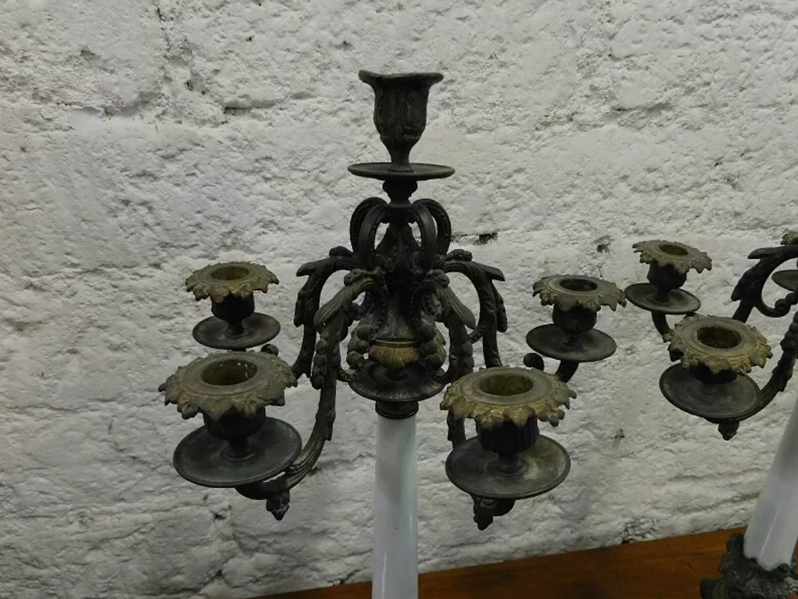 Superbe Paire de Chandeliers Candélabres en Régule Bronze et Porcelaine - Ethic Atelier