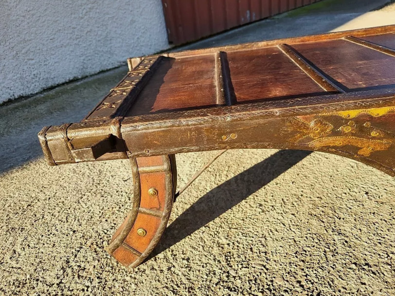 Superbe Petite Table Basse - Petite Selle d'Éléphant - Bois, Métal et Cuivre - Ethic Atelier