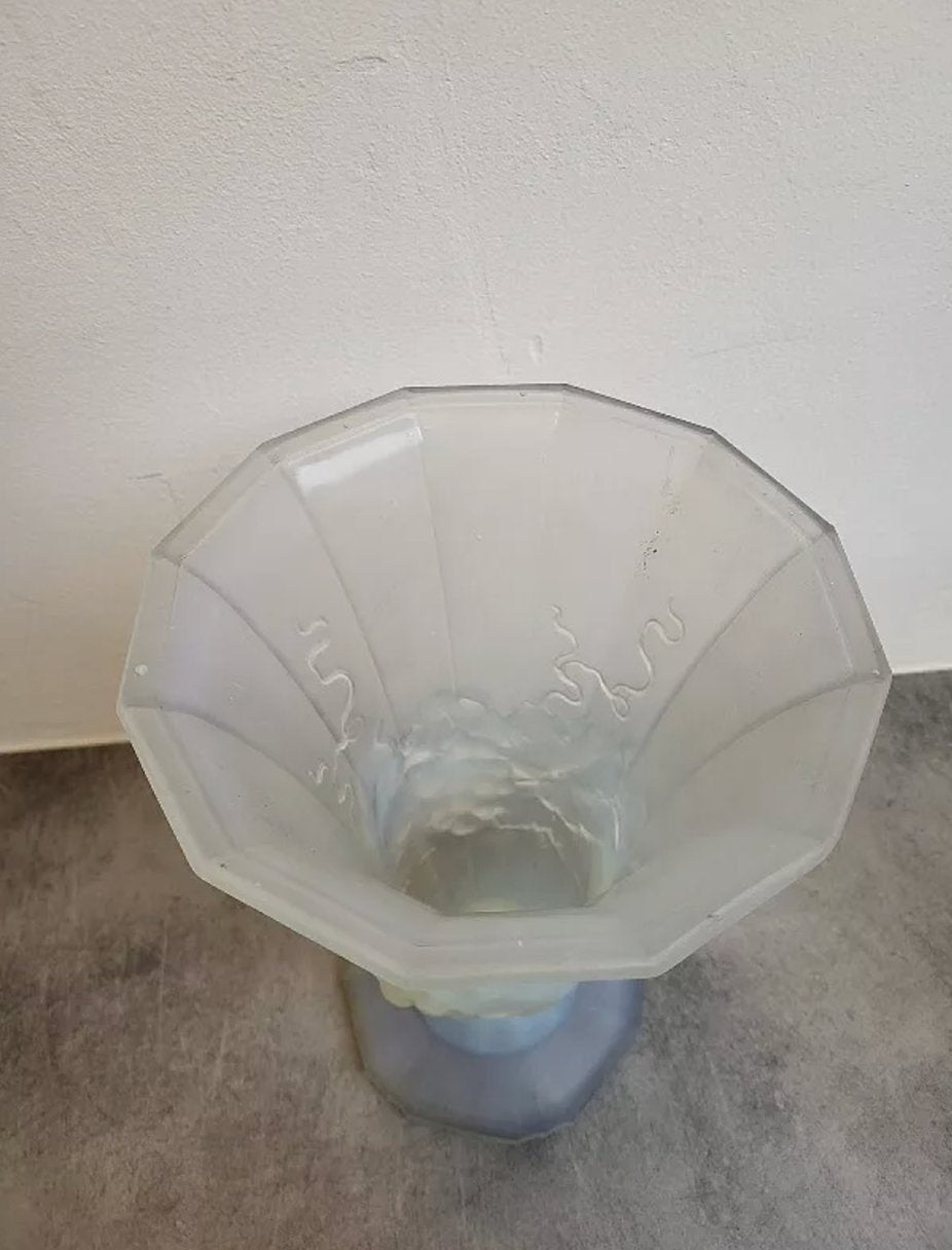 Superbe Vase en Verre Opalescent Verlux France avec Décor de Raisins N° 1 - Ethic Atelier