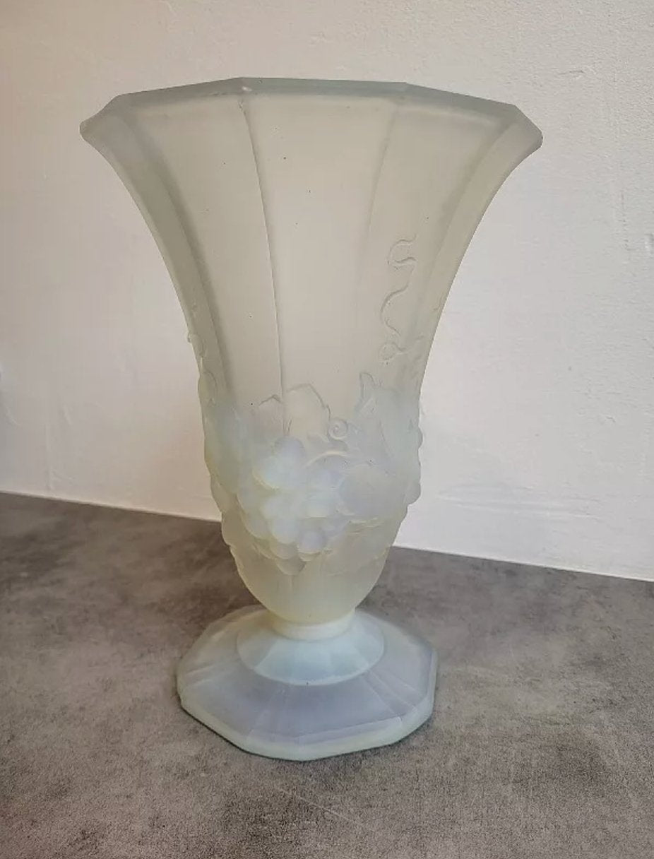 Superbe Vase en Verre Opalescent Verlux France avec Décor de Raisins N° 1 - Ethic Atelier